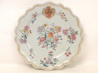 Plat armoirié en porcelaine de la Compagnie des Indes, Famille Rose, 18e