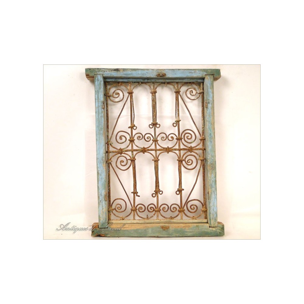 Grille de fenêtre marocaine, en bois et fer forgé peint, d'époque