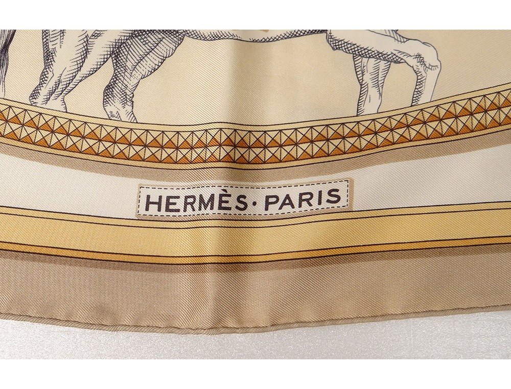 Foulard Hermès 'En Course' En Soie Vintage - Bleu - Occasion Très Bon état - Accessoire Luxe Intemporel