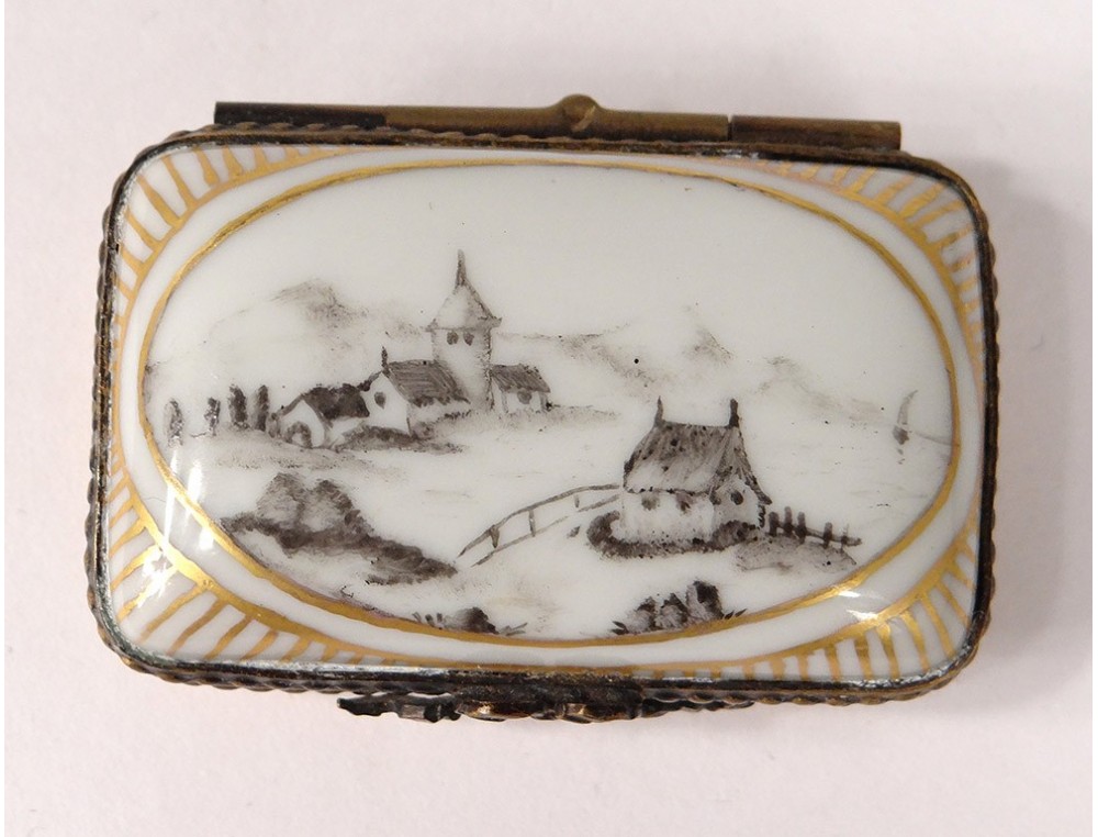 Small pill box porcelain Limoges flowers brass gilding twentieth century