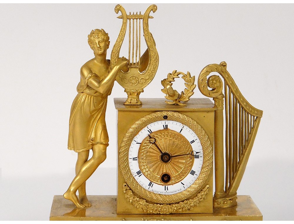 Pendulette de table en bronze patiné, angelot assis sur un c - Lot 248