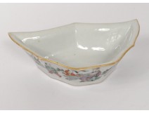 Small decorative cup Chinese porcelain Nineteenth Mandarin characters