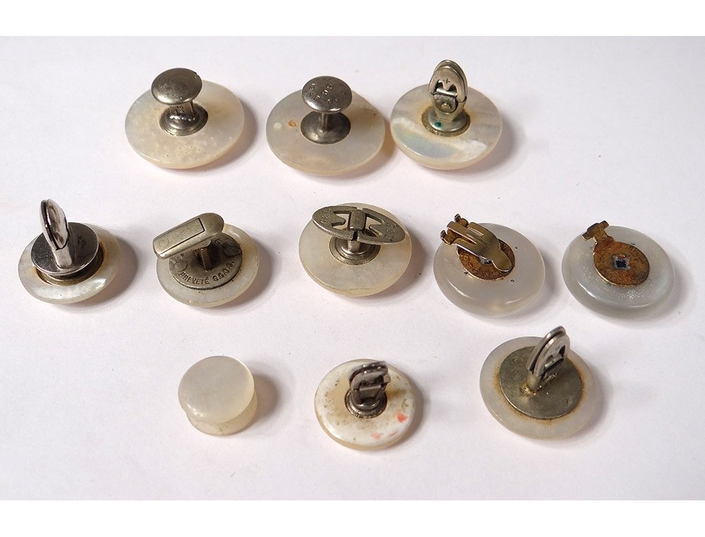 Lot De 12 Boutons Anciens En Lucite Ciselé - Taille 1,4 à 2,2 Cm - Réf 3062 - Collection - France