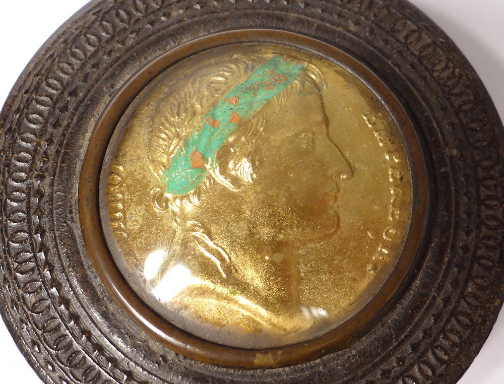 Boite ronde en bois sculpté 19e siècle fleurs