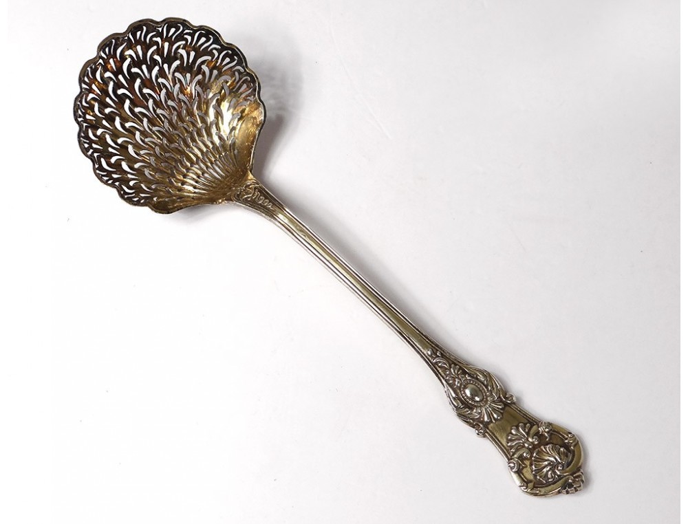 Lot de 2 cuillères à saupoudrer anciennes – 20 cm – décor rocaille – métal argenté/vermeil - Arts de la table