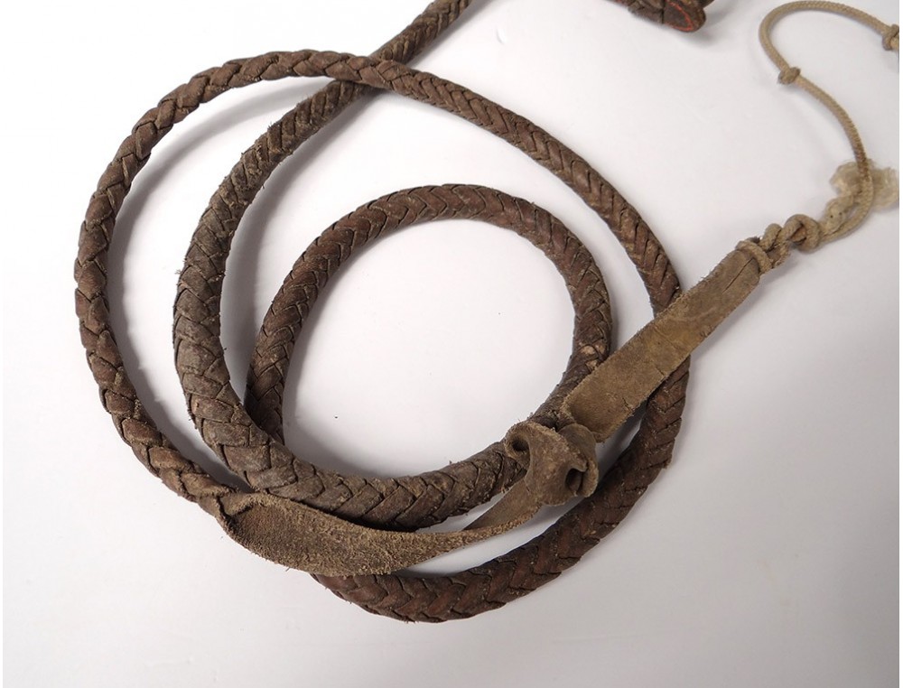 CRAVACHE DE CORNAC à fût en bois, lanière en cuir