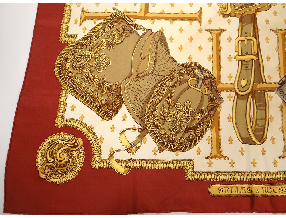 Foulard Carré HERMÈS 'Selles à Housse' En Soie 100% - Couleurs Or Et Bordeaux - Vintage Première édition