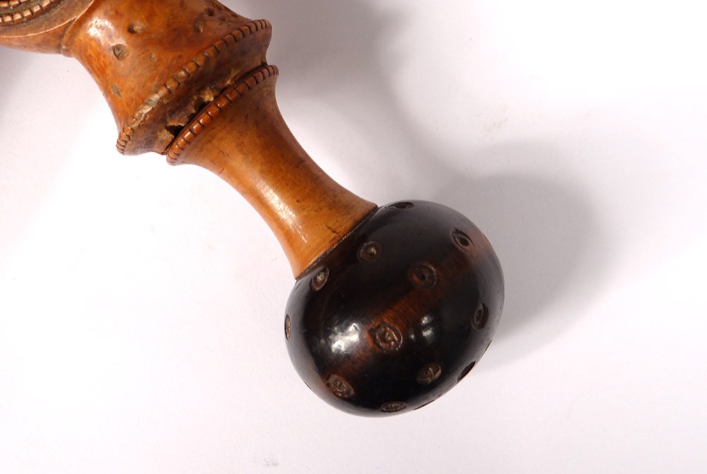 CASSE NOISETTE ANCIEN casse noix bois cracker art populaire outil