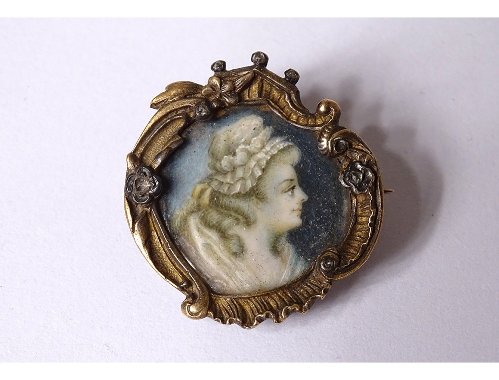 Broche Vintage Art Nouveau – Portrait De Femme En Résine – Signée – Unisexe