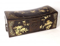China smoking box pillow lacquered leather gilding birds flowers early twentieth