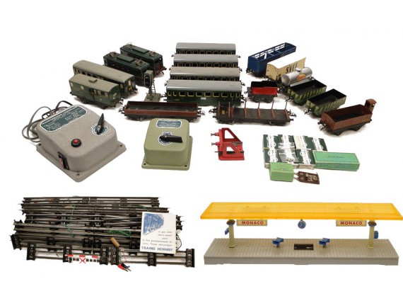 A collection of Hornby and Hornby Railways gauge OO locomotives and tenders, including R.053 LNER Cl