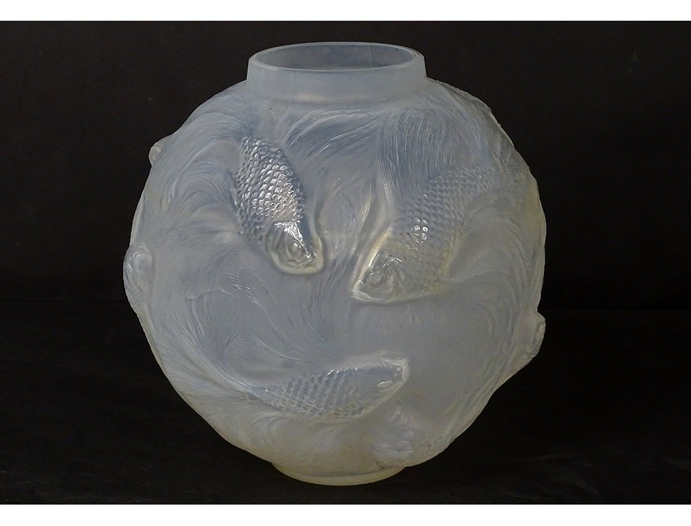 René Lalique opalescent glass ball vase formosa fish