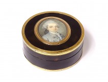 Round solid gold box miniatures portrait gentlemen aristocrats eighteenth