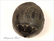 Coconut carved gourd, decorated with convicts, eighteenth