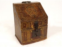 Boîte à courrier cuir gaufré doré fer armoiries blason feuillage XVIIIème