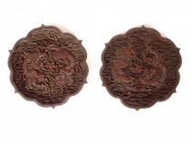 Paire plats laque Cinabre Chine dragons perle signature Qianlong XIXème