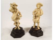 2 statuettes ivoire sculpté personnages fumeur forgeron Allemagne début XIXè