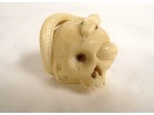 Okimono ivoire sculpté crâne Vanité serpent signé Sukeyuki Hida Meiji XIXè
