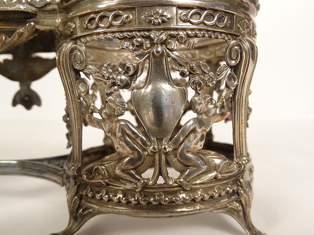 Huilier-vinaigrier, La Monture En Argent à Décor De Palmettes, La Prise Anneau A Motif D Une Frise De