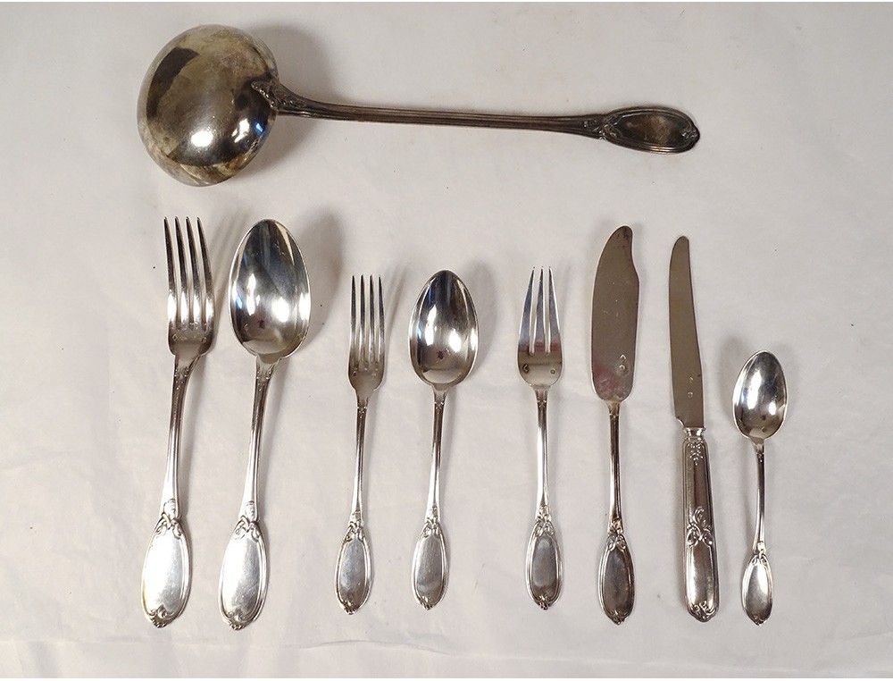 Suite de douze couverts à entremets en argent. Modèle uni-plat