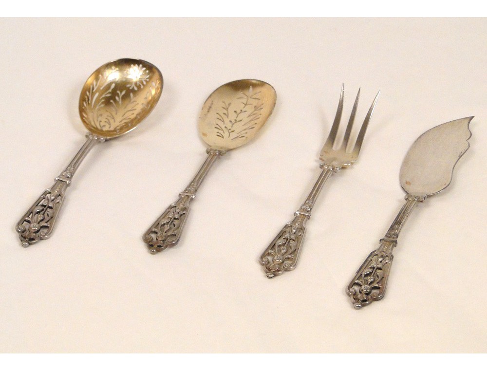 Service à Bonbons Le Manche D'argent Fourré Repoussé De Deux Panneaux Soulignes De Peignes Et Agrafe
