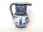 Pichet trompeur faïence Nevers camaïeu bleu scène galante bergère XVIIIème