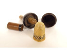 Dé à coudre or massif 18K émaillé étui aiguilles bois gland 4,45gr XIXème
