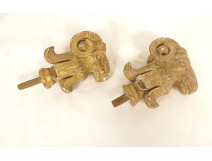 Pair of decorative elements in carved gilded wood curtains with rams&#39; heads, late 18th century