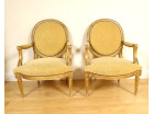 Paire fauteuils cabriolets Louis XVI médaillon bois doré acanthe fin XVIIIè