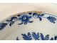Large round dish with navel, Delft earthenware, white and blue, with bouquets of flowers, 18th century