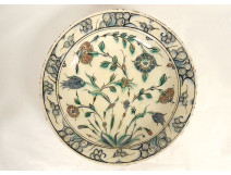 Large Iznik ceramic platter with carnation and tulip flowers, Ottoman art, Türkiye, 17th century