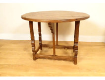 Rustic Spanish folding table with drop leaves, carved walnut, High Period, 17th century