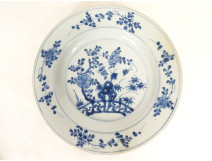 Two white and blue Kangxi porcelain plates from the East India Company, 18th century