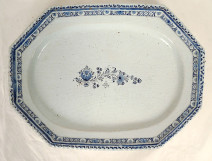 Large octagonal earthenware platter in shades of blue, Rouen, with a bouquet of flowers, 18th century