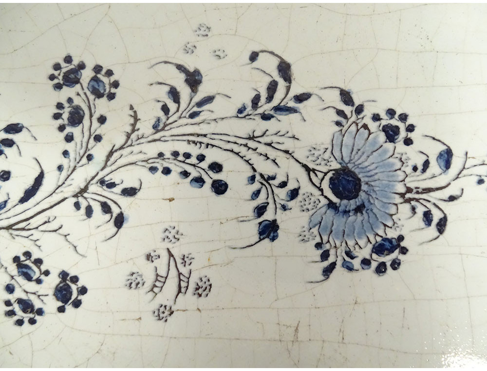 Grand Plat Ancien En Faïence CEM – Décor Floral Bleu Camaïu – Longueur 44cm