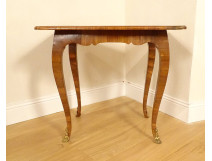 Small Louis XV style marquetry coffee table in walnut and bronze, 18th century axe