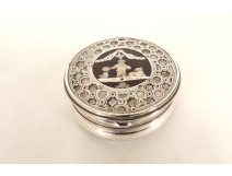 Small round box in solid silver, mother-of-pearl, tortoiseshell, with animal figures, 19th century