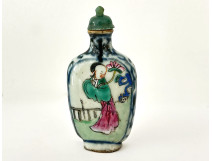 Chinese polychrome porcelain snuffbox with garden figures, late 19th century
