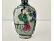 Chinese polychrome porcelain snuffbox with garden figures, late 19th century