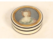 Round ivory box with painted tortoiseshell miniature of Marie Antoinette, 18th century