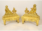 Paire chenets Louis XVI bronze doré Aux Enfants béliers acanthe drapés 18è