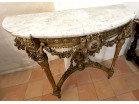 Console demi-lune Louis XVI bois doré armoiries blason fleurs marbre XIXème