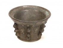Mortar Apothecary brass or bronze, decorated with figures and rosettes, seventeenth