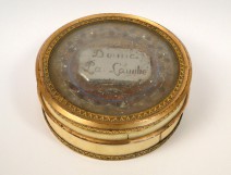 Pill box brass golden, decorated with flowers, eighteenth