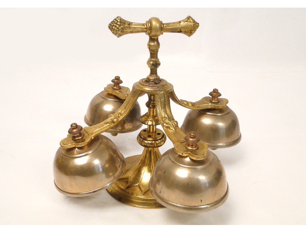 Bell bells ceremony four gilt bronze, decorated with lilies,