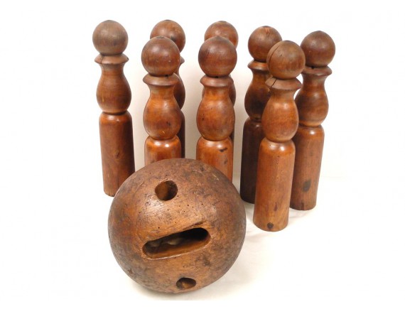 Petit Lot Ancien De 9 Quilles En Bois Avec Boule – France 1930 – Miniature
