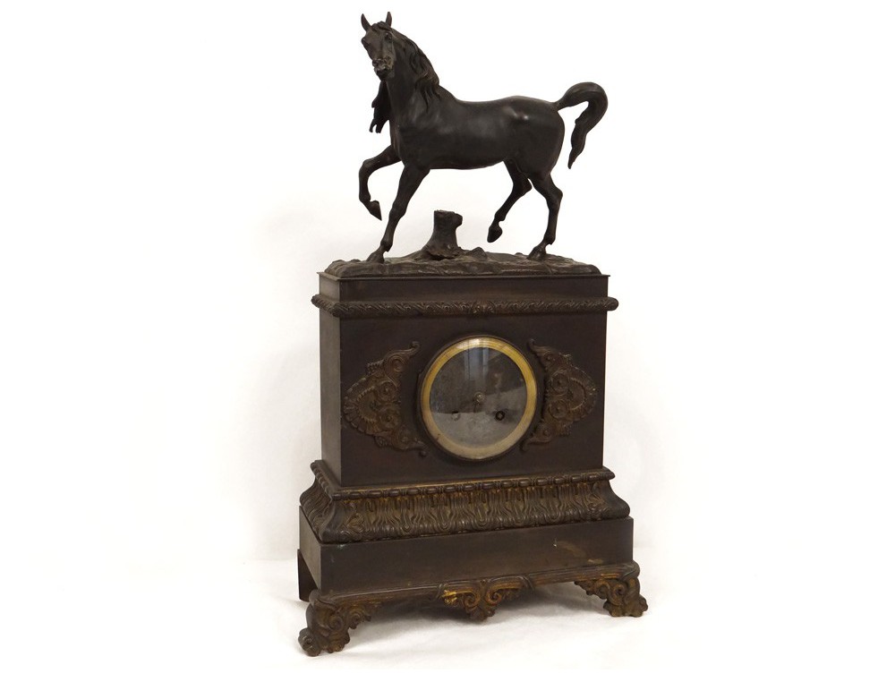 Restoration bronze pendulum clock horse horse palmettes flowers century