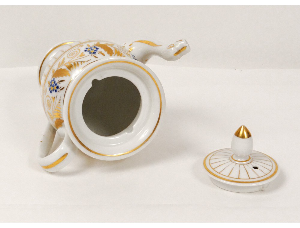 Vintage Théière En Porcelaine Avec Un Motif Et Dorure Banque D'Images et Photos Libres De Droits. Image 37641756