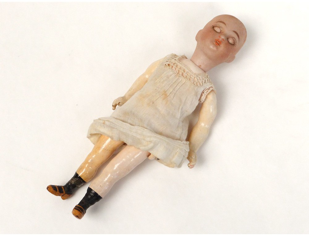 Poupée porcelaine homme costume raye pour maisons de poupées 1/12