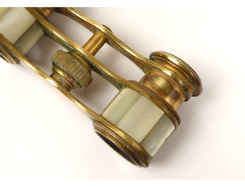 LOT DE 4 verres d'opéra anciens en nacre et manche raccords laiton